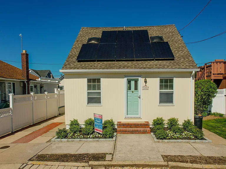 23 Garden City Ave — Photo 3