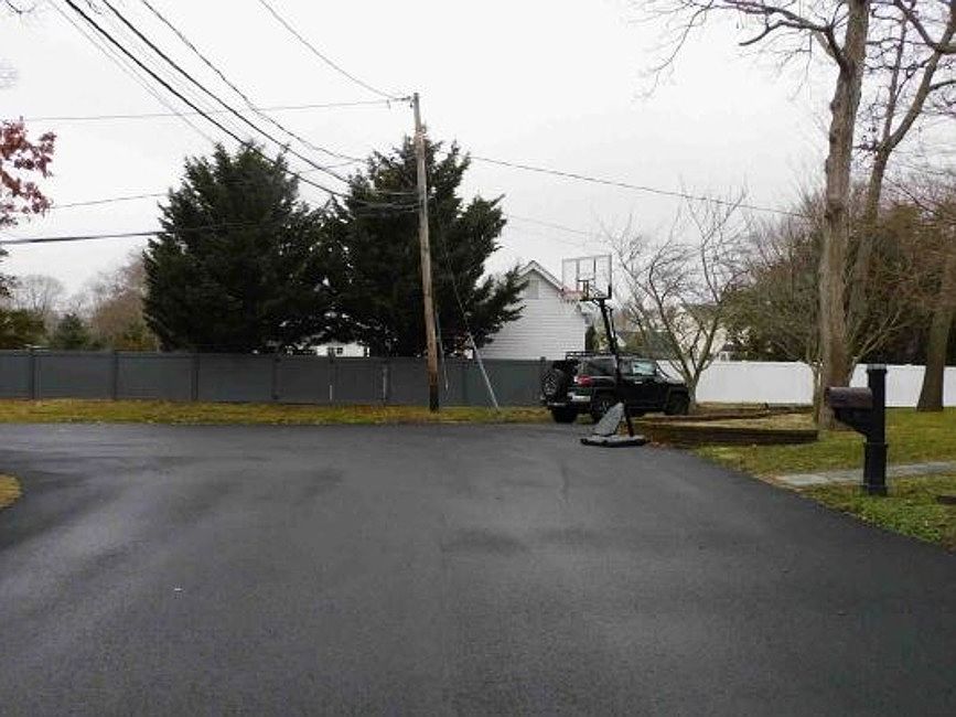 Exterior Neighborhood (street photo)