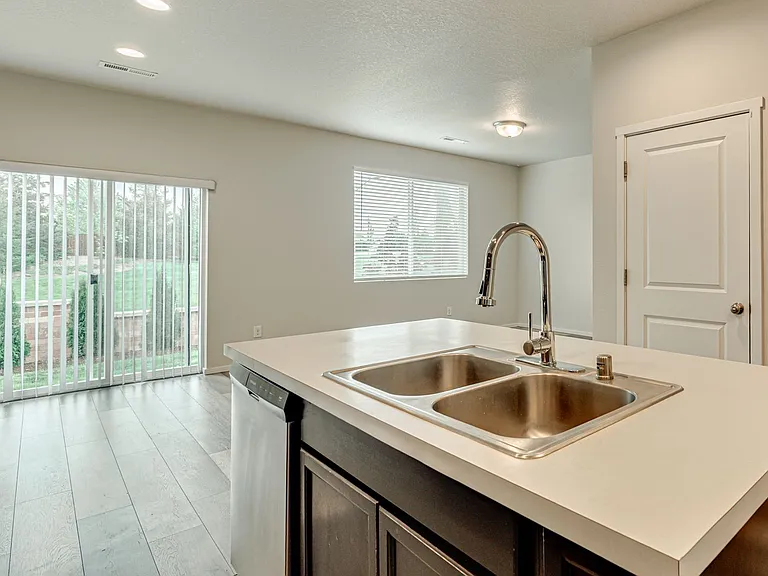 1916 S Robin Way — Photo 3