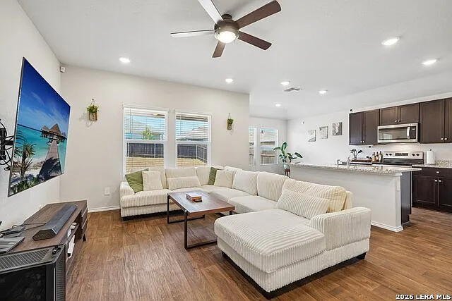 3 bed, 2.0 bath, 1263 sqft, $1,650 — Photo 3