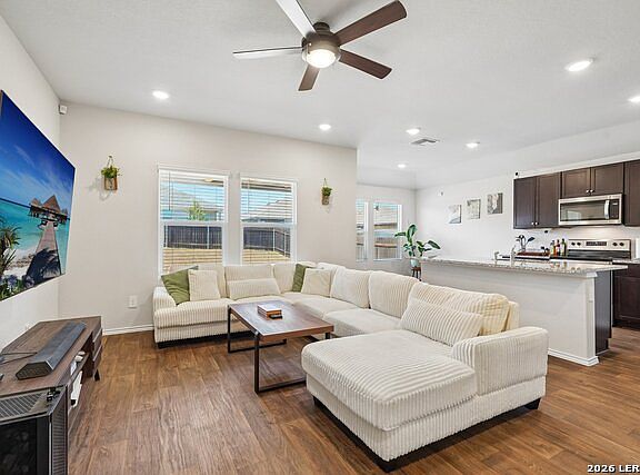 3rd image of 841 Bahia Pl