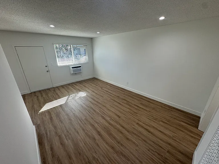 Recessed lighting, dimmable. Wall mounted A/C