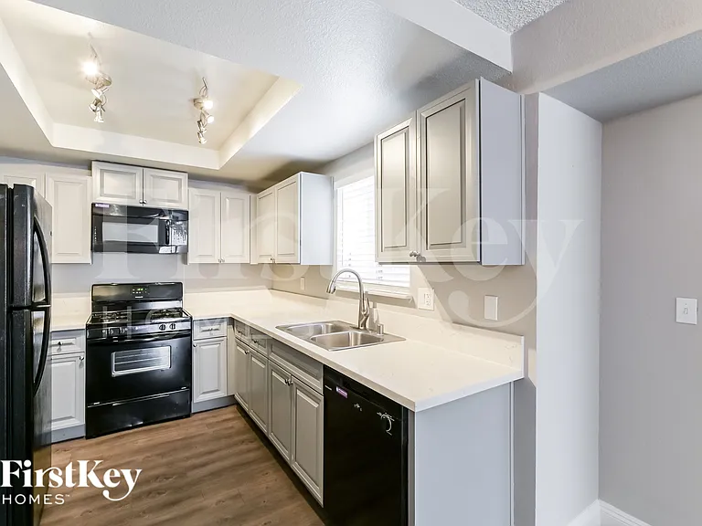 1742 La Cruz Dr — Photo 4