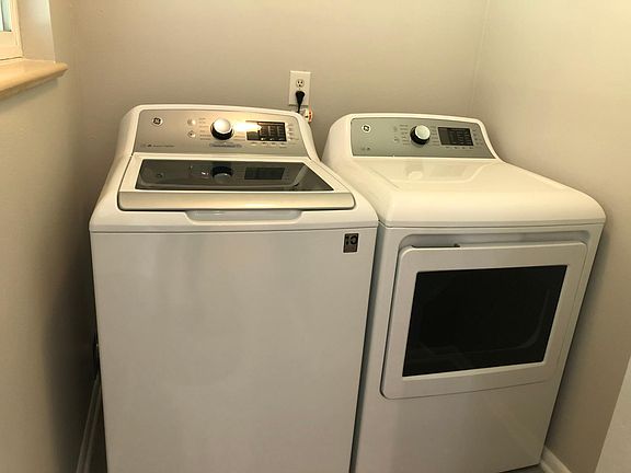 5th image of 1070 Miami Way