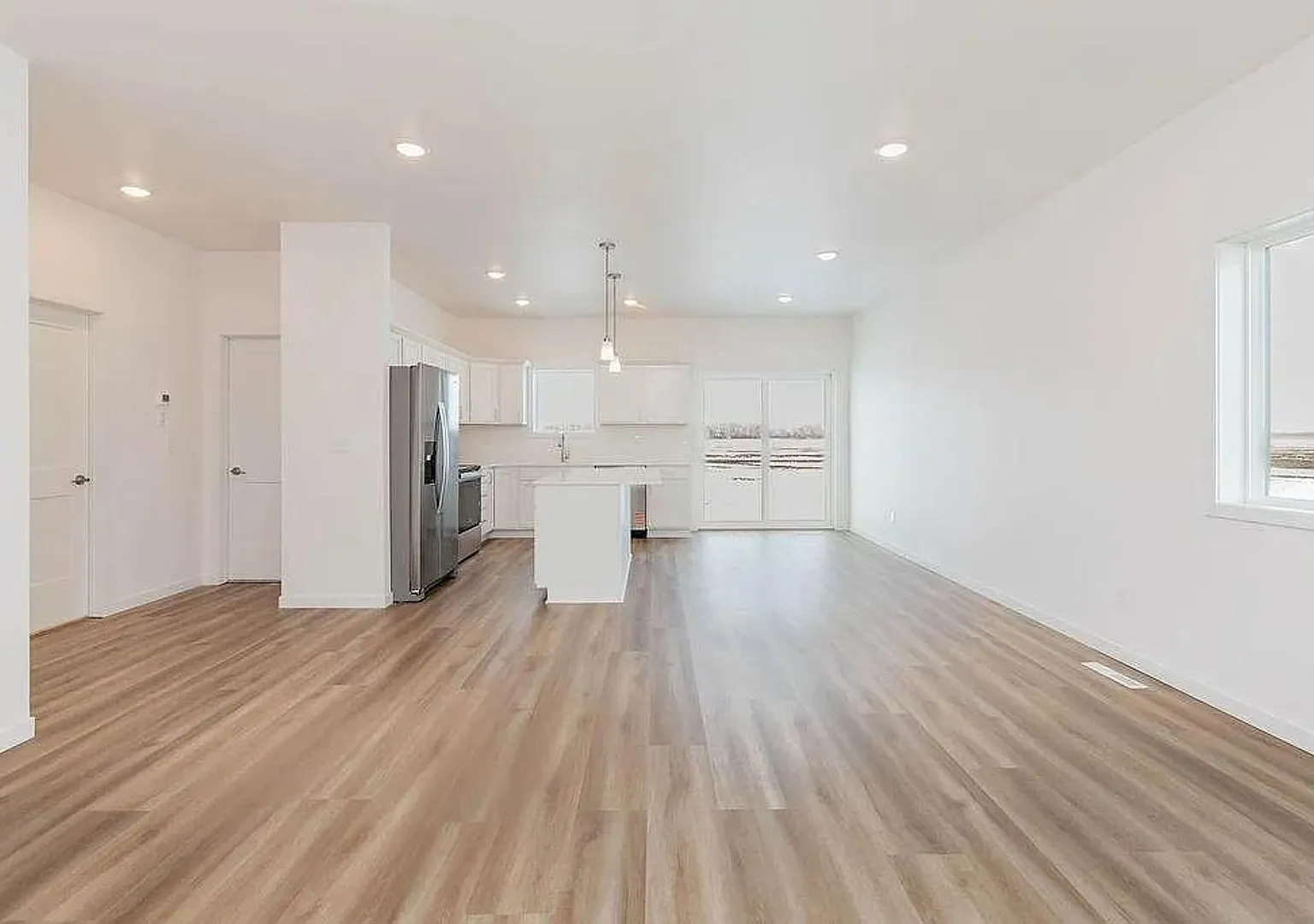 4 Bedroom 2 Bathroom House — Photo 3