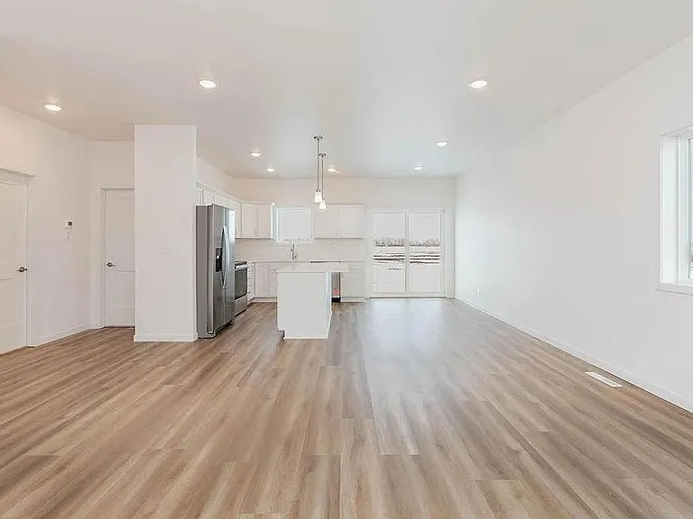 1521 Keystone Cir NE — Photo 3