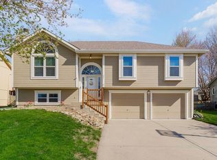 301 Porter Dr, Smithville, MO 64089