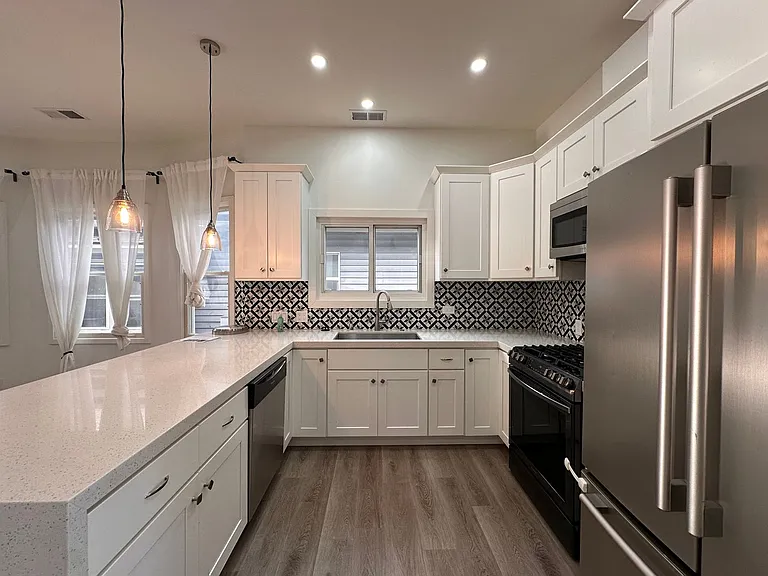 1160 Sherman St — Photo 2