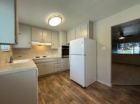$500 Leasing Signing Bonus * Limited Time Only * Gorgeous and Very Spacious + Modern Amenities!