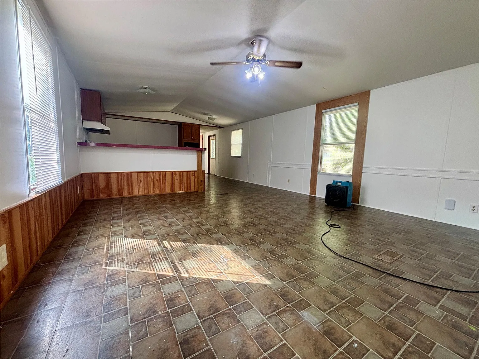 3 bed, 2.0 bath, 1216 sqft, $1,100 — Photo 3