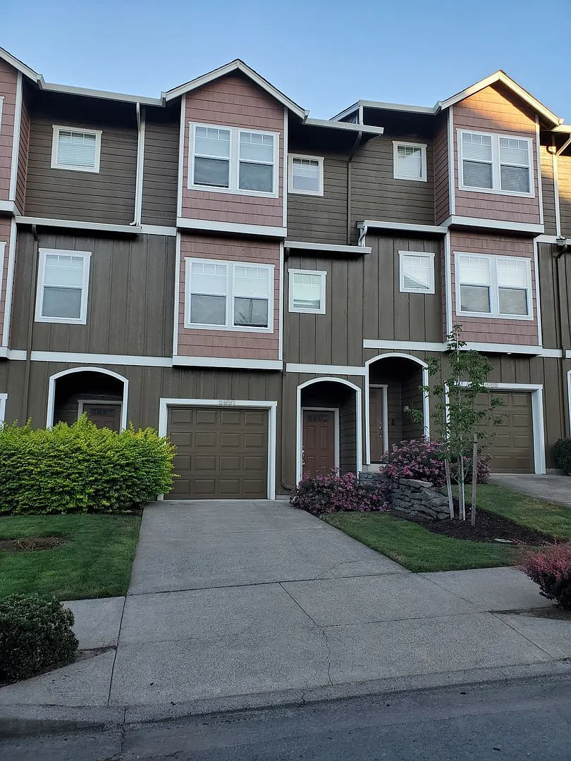2 bed, 2.0 bath, 1474 sqft, $2,045 — Photo 2