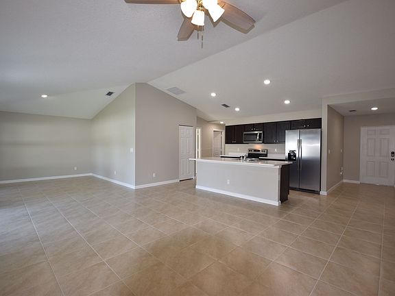 4th image of 2213 SE Mariposa Ave