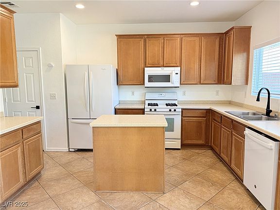 3rd image of 584 Doletto St