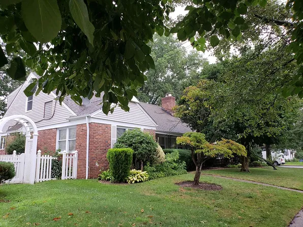 376 1st St, Mineola, NY 11501