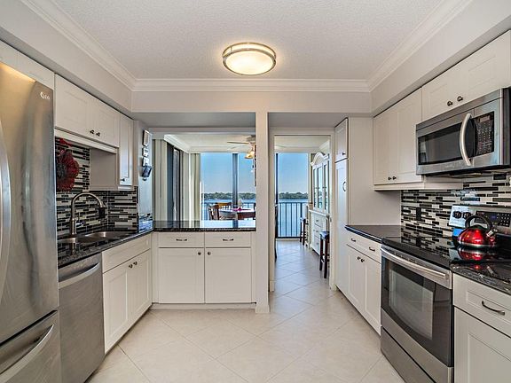 4th image of 126 Lakeshore Dr APT 527