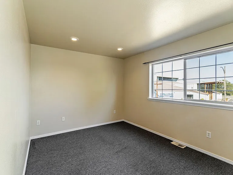 2016 S J St — Photo 13