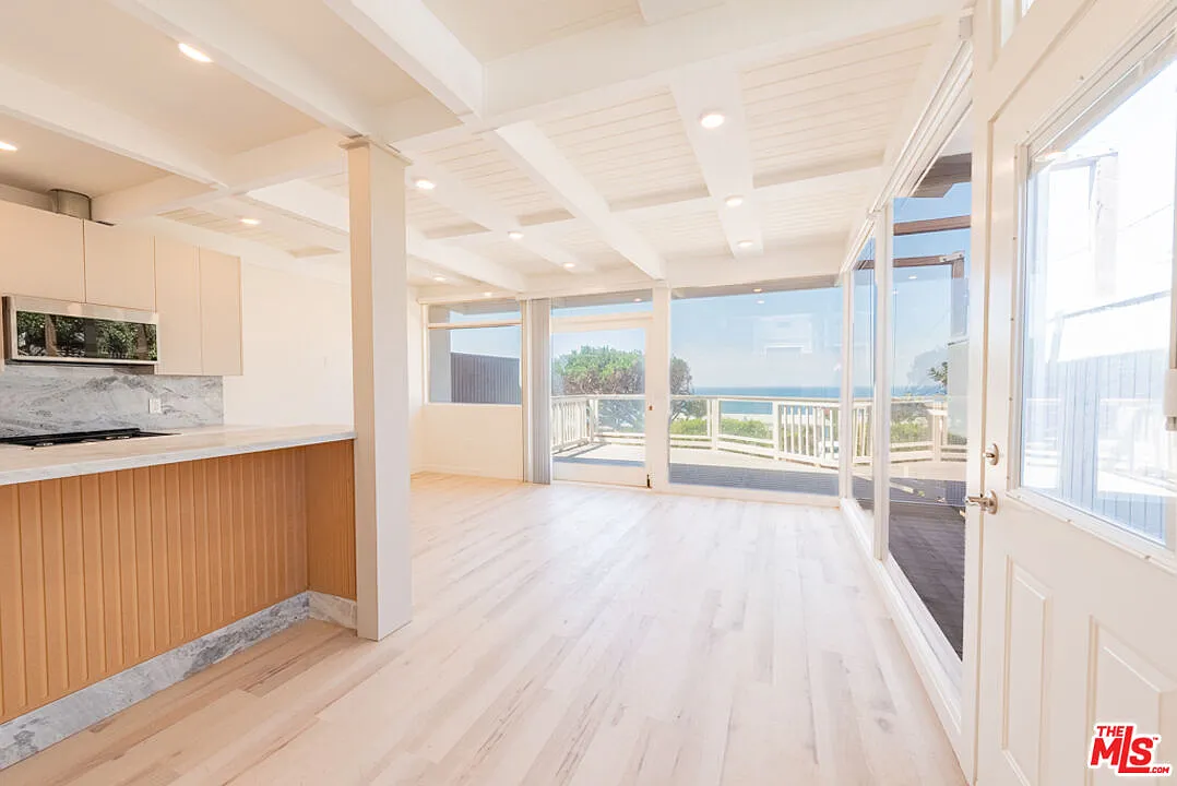 2 bed, 2.0 bath, 967 sqft, $8,500 — Photo 2