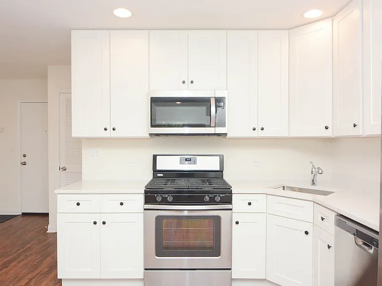 3940 N Pulaski Rd #F3 — Photo 2