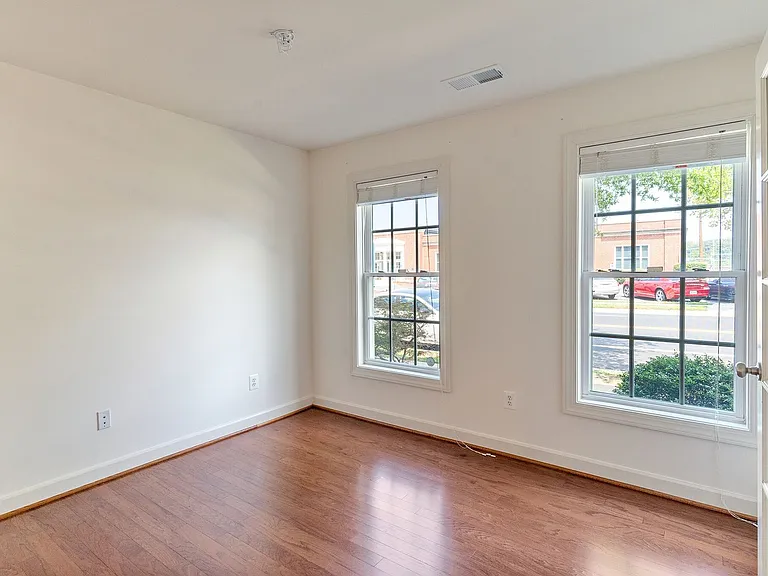 908 W Glebe Rd — Photo 3