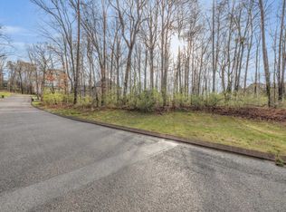 2 Close Family Rd, Signal Mountain, TN 37377