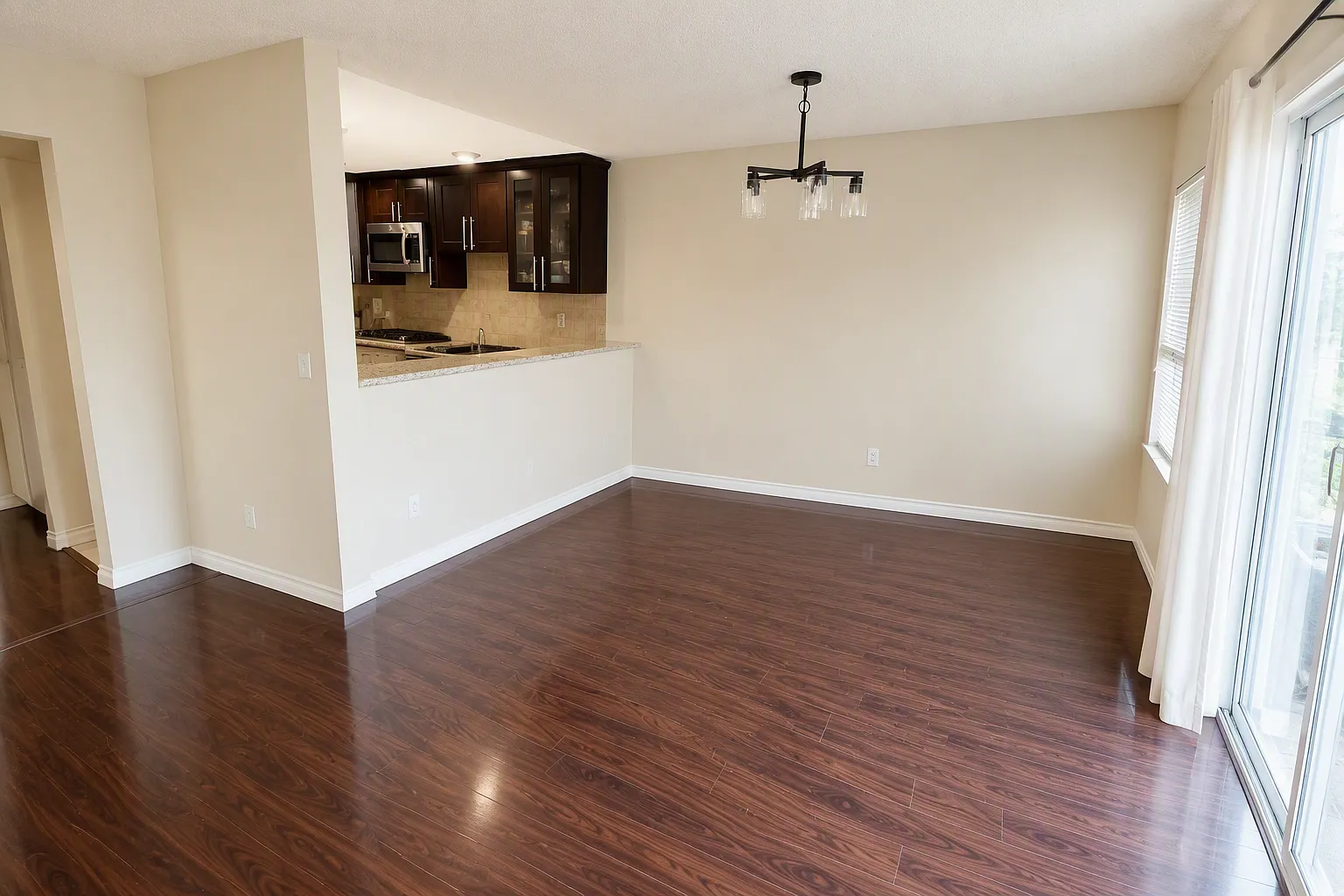 2 bed, 1.5 bath, 1335 sqft, $3,300 — Photo 4
