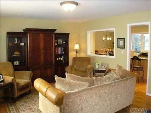 66 Vernon Ave, East Norwich, NY 11732