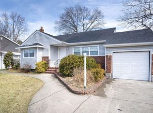 17 W 16th St, Deer Park, NY 11729