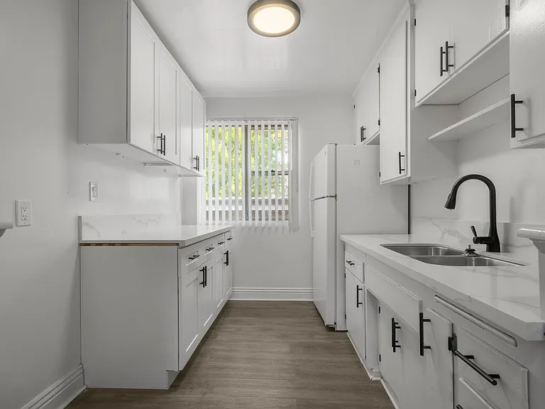 3907 Roxanne Ave #8 — Photo 6