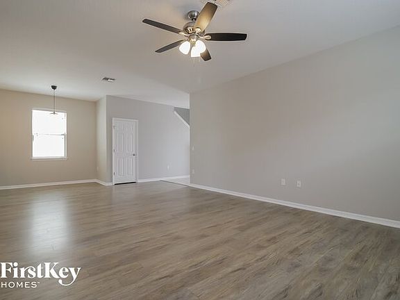 3rd image of 2821 E Lake Pointe Dr