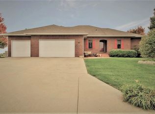 725 Stone Creek Dr, Newton, KS 67114
