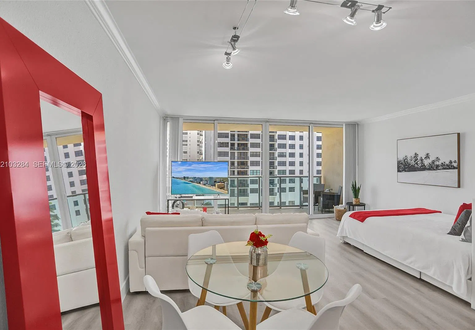 Wave Condo — Photo 3