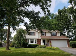 71 Independence Dr, Lockport, NY 14094