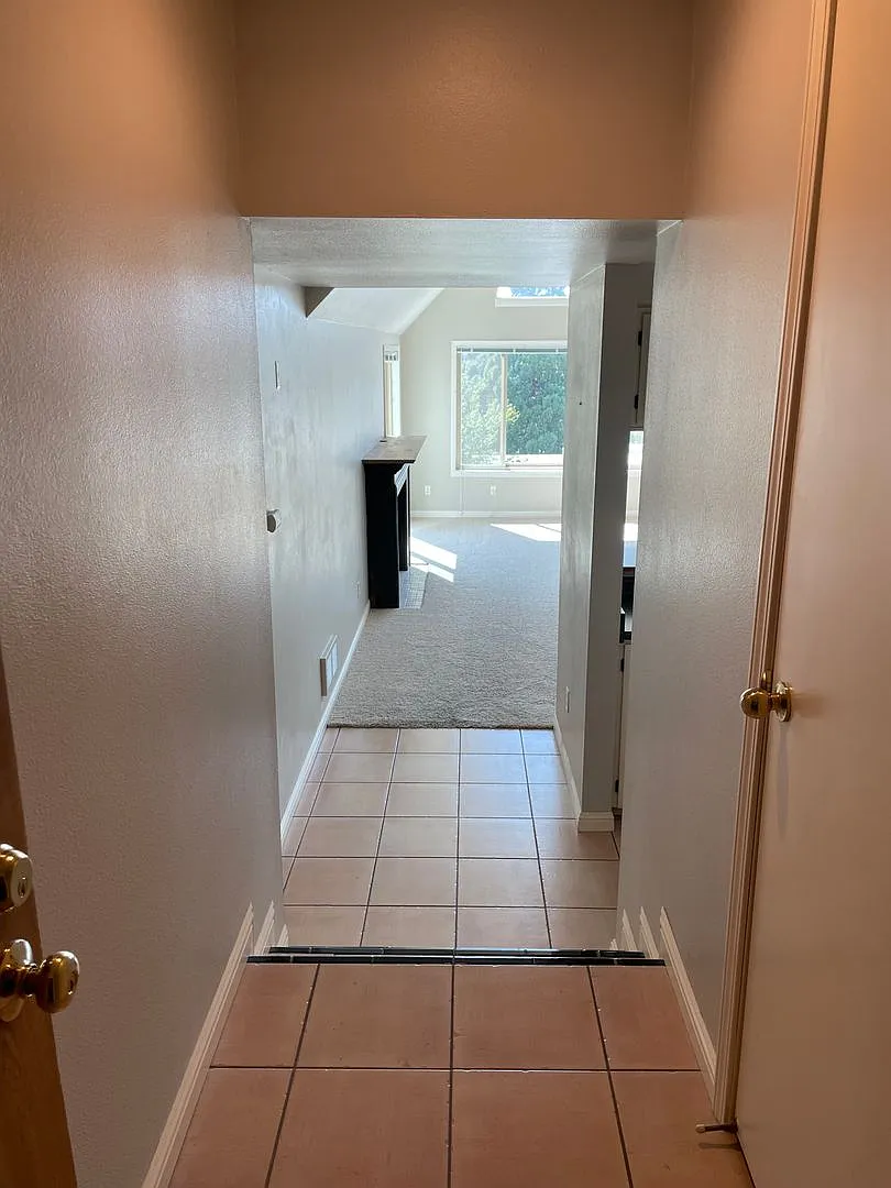 Sound-view 1 bed 1 bath condo in the Alaska Junction/West Seattle — Photo 3