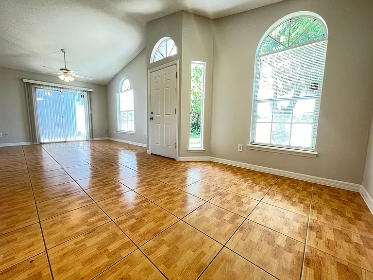 313 San Gabriel St — Photo 17