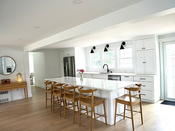 3rd image of 86 Abigail Adams Cir