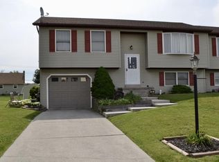 12 Dogwood Ln, Hanover, PA 17331