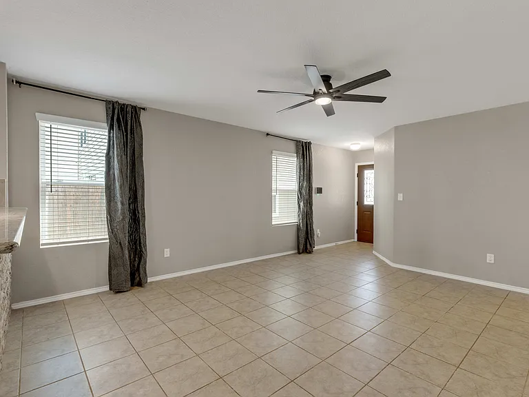 10226 Reyes Hts — Photo 7