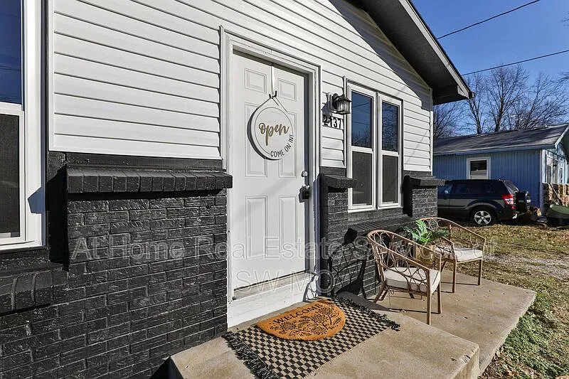 3 bed, 1.0 bath, 1000 sqft, $1,230 — Photo 2