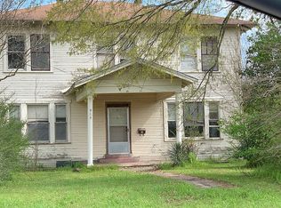 915 W Trinity St, Groesbeck, TX 76642