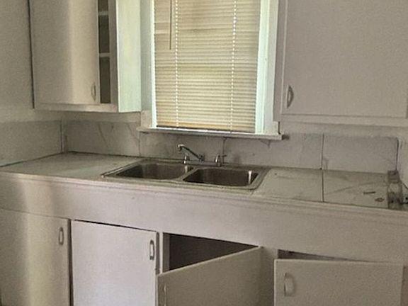5th image of 320 Heloise St