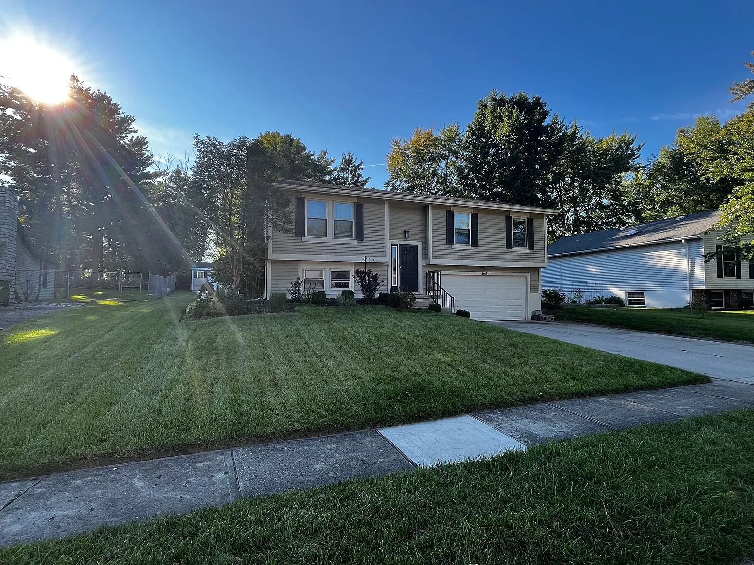 3 bed, 1.5 bath, 1564 sqft, $2,300 — Photo 2