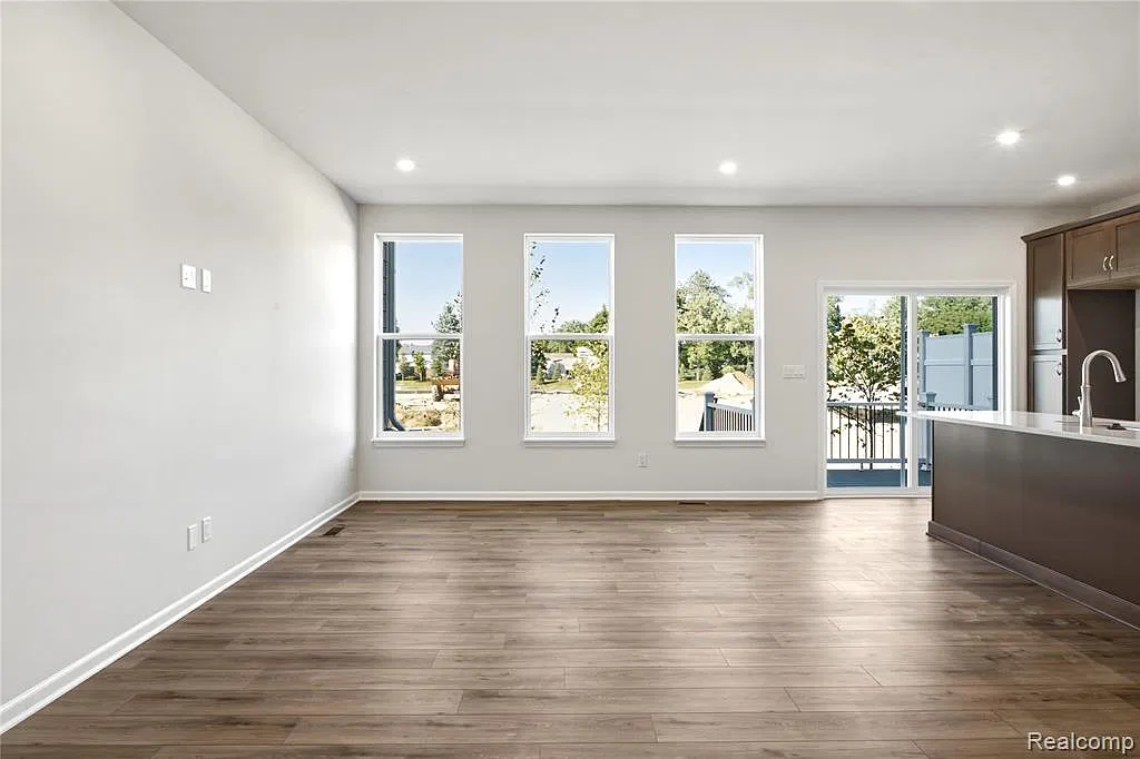 3 bed, 2.5 bath, 1950 sqft, $3,600 — Photo 3