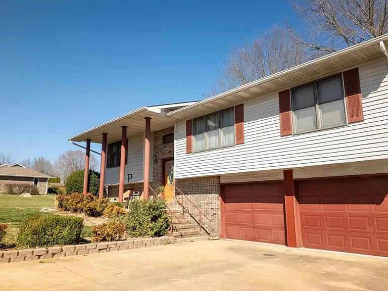1910 Katherine Dr — Photo 5