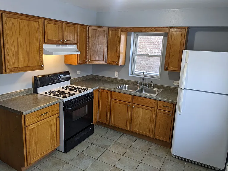 9208 S Kedzie Ave — Photo 2