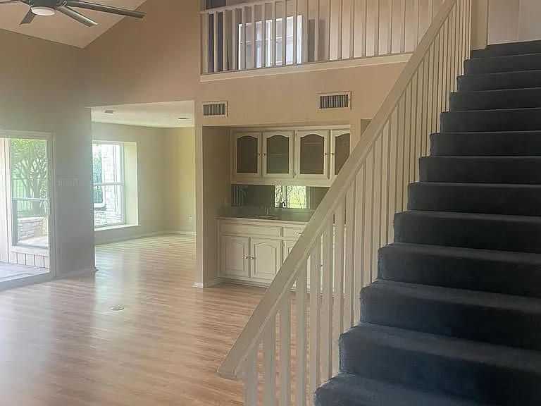 379 Englewood Dr — Photo 9