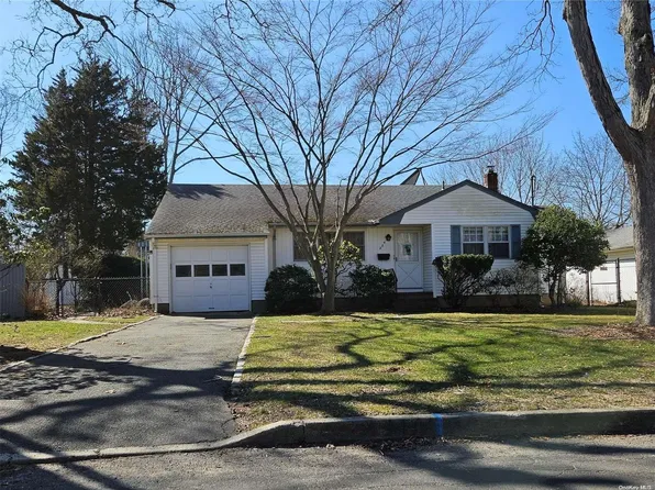 284 Cambon Avenue, Saint James, NY 11780