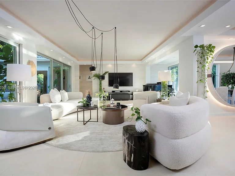 2840 Flamingo Dr — Photo 3