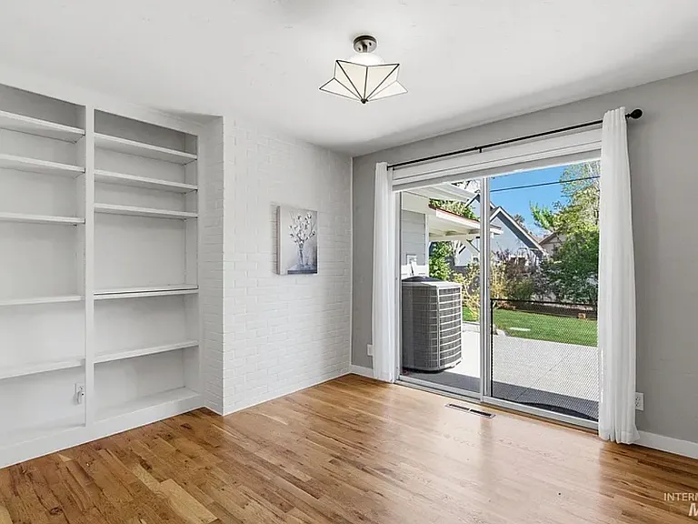 2nd bedroom