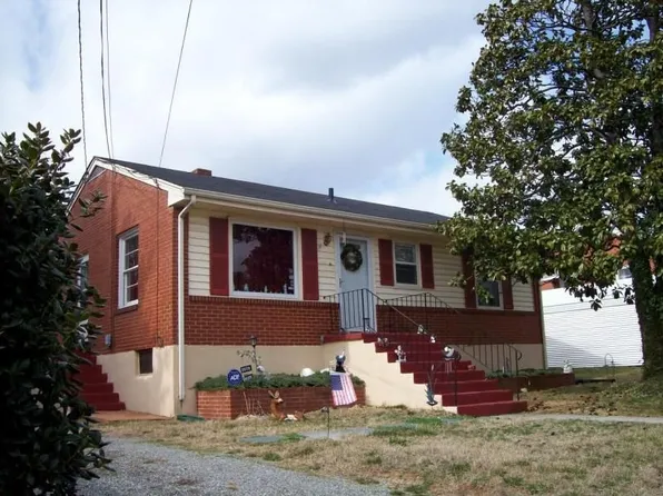 2820 Plantation Rd NE, Roanoke, VA 24012