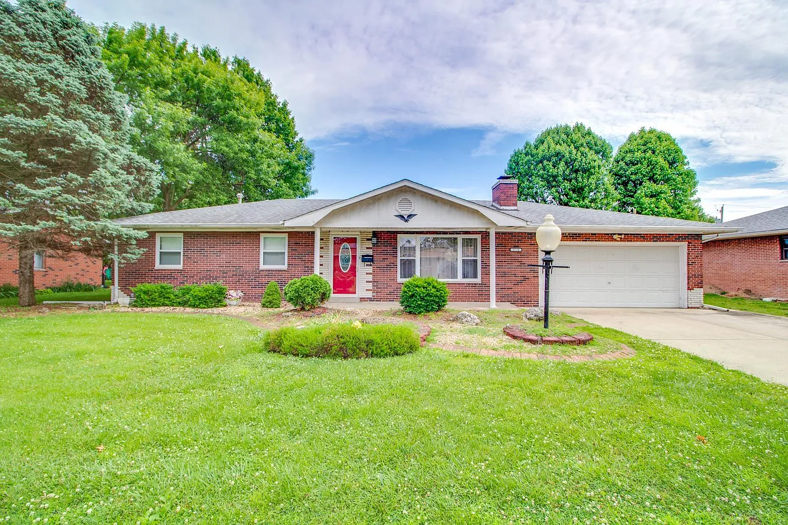 2724 Angela Dr photo 1